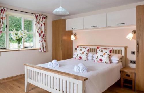 Gilwern Casa | 2 Bed House - Sleeps 4 - Fishing - Parking - Patio