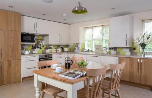 Gilwern Casa | 2 Bed House - Sleeps 4 - Fishing - Parking - Patio