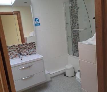 Gilwern Casa | 2 Bed House - Sleeps 4 - Fishing - Parking - Patio