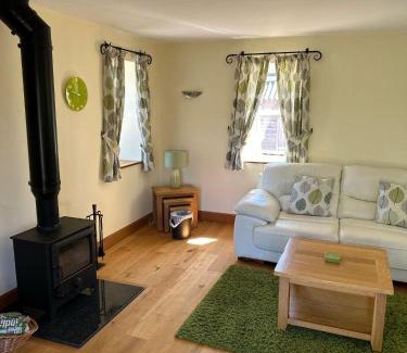 Gilwern Casa | 2 Bed House - Sleeps 4 - Fishing - Parking - Patio