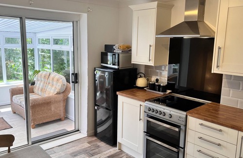 Pentraeth Casa | 'Blue Sky' 2 Bedroom Enclosed Garden Parking, WiFi