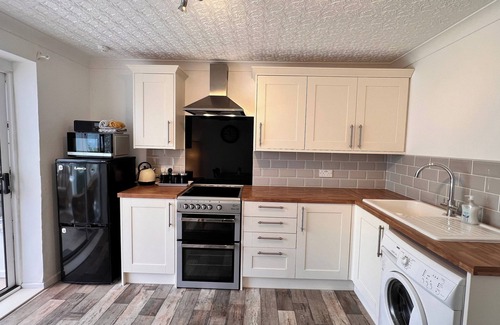 Pentraeth Casa | 'Blue Sky' 2 Bedroom Enclosed Garden Parking, WiFi