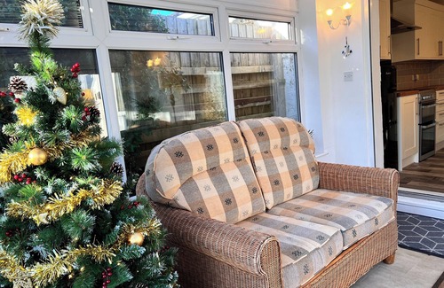 Pentraeth Casa | 'Blue Sky' 2 Bedroom Enclosed Garden Parking, WiFi