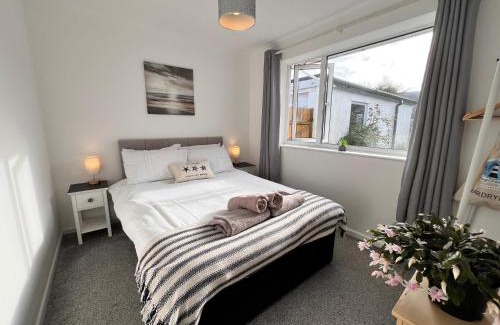 Pentraeth Casa | 2 Bed House - Sleeps 4 - Pets - Garden - Parking