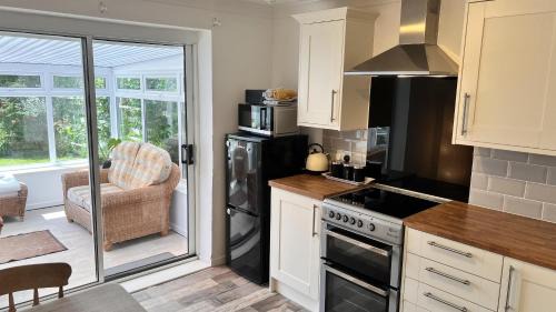Pentraeth Casa | 2 Bed House - Sleeps 4 - Pets - Garden - Parking