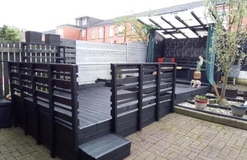 Bolton Casa | 2 Bed House - Sleeps 4 - Pets - Garden - Parking