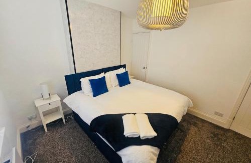 Welford Casa | 2 Bed House - Sleeps 5 - Garden - Parking - Wifi
