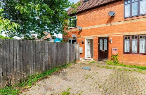 Bletchley Casa | 2 Bed House - Sleeps 8 - Wifi - Parking