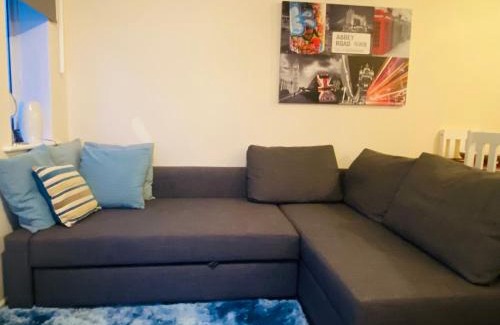 Bletchley Casa | 2 Bed House - Sleeps 8 - Wifi - Parking