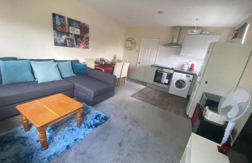 Bletchley Casa | 2 Bed House - Sleeps 8 - Wifi - Parking