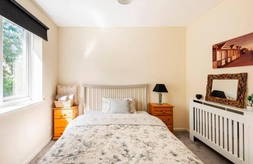 Bletchley Casa | 2 Bed House - Sleeps 8 - Wifi - Parking