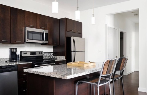 Grandview Heights Apartamento | 2-Bed in a Luxury Building