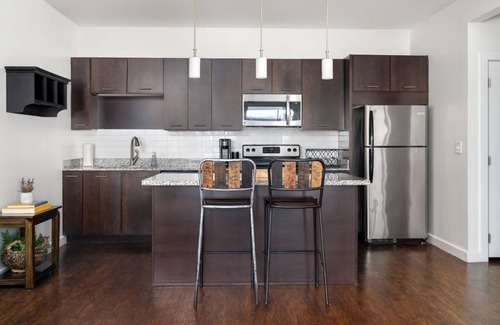 Grandview Heights Apartamento | 2-Bed in a Luxury Building