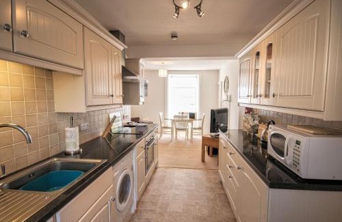 Aberdovey Casa | 2 Bed in Aberdovey DY004