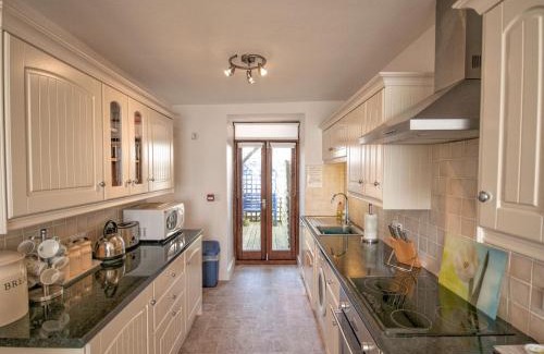 Aberdovey Casa | 2 Bed in Aberdovey DY004