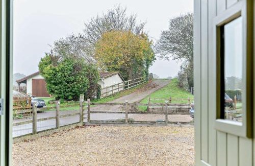 Pontypool Casa | 2 Bed in Croes-y-pant 58962