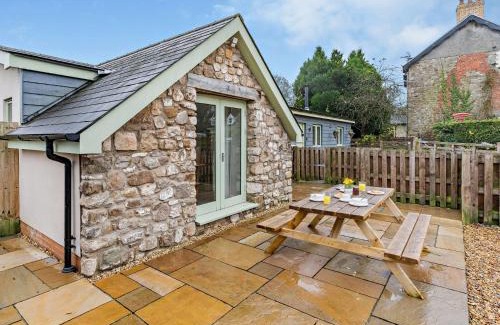 Pontypool Casa | 2 Bed in Croes-y-pant 58961
