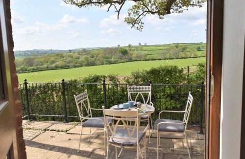 Llanfihangel Tal-y-llyn Casa | 2 Bed in Llangorse 91085