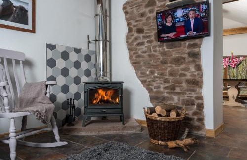 Llanfihangel Tal-y-llyn Casa | 2 Bed in Pengenffordd BN366