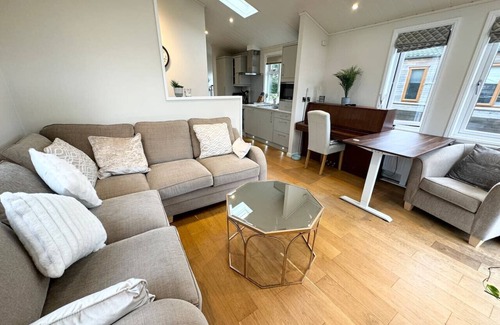 Maidenhead Cabina | 2 Bed Log Cabin w/River Views perfect for Retreat