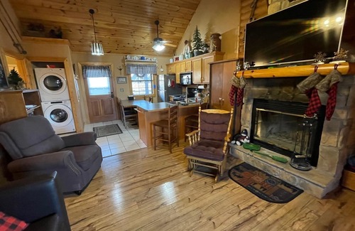 Notch Estates Cabina | La cabina de registro, al Bosque, aislada, 2 jacuzzi, Wi-Fi, senderos naturales, a 1 milla de SD