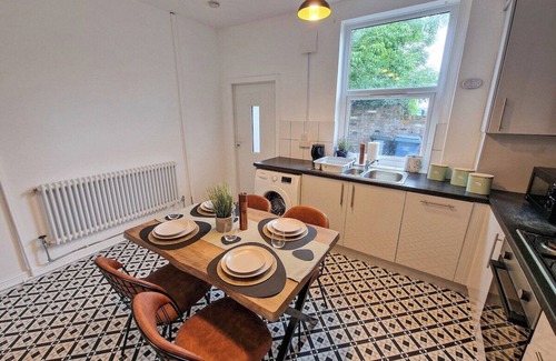 Eccles Casa | 2 Bed near City Centre by City SuperHost