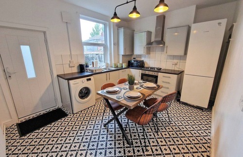 Eccles Casa | 2 Bed near City Centre by City SuperHost
