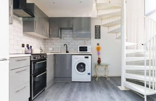 Dewsbury Apartamento | 2 Bed only 8 mins walk from station with Parking