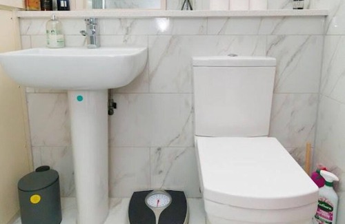 Dewsbury Apartamento | 2 Bed only 8 mins walk from station with Parking