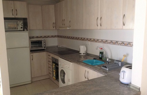 Los Alcázares Apartamento | Ático de 2 dormitorios, cerca de la playa, balcón frente a la piscina, WiFi, aire acondicionado, terraza en la azotea.