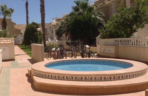 Los Alcázares Apartamento | Ático de 2 dormitorios, cerca de la playa, balcón frente a la piscina, WiFi, aire acondicionado, terraza en la azotea.