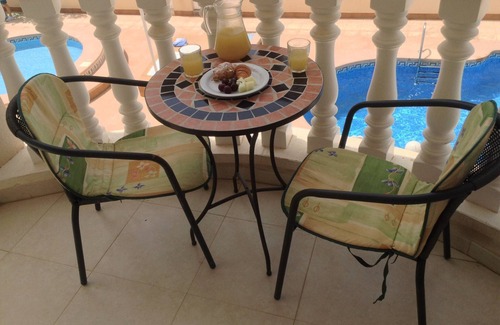 Los Alcázares Apartamento | Ático de 2 dormitorios, cerca de la playa, balcón frente a la piscina, WiFi, aire acondicionado, terraza en la azotea.