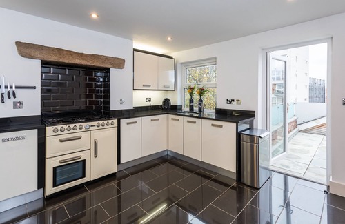 Trafford Apartamento | Ático de 2 habitaciones con terraza en la azotea + estacionamiento cerca del metro a Old Trafford & City
