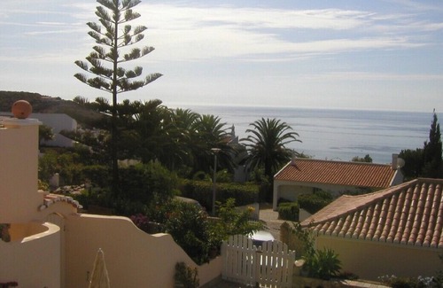 Salema Cabaña | Un hallazgo raro en Salema: propiedad de 2 camas con piscina privada y magníficas vistas