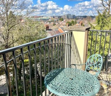 Basingstoke Apartamento | 2 Bed Serviced Apartment with Balcony, Free Parking, Wifi & Netflix in Basingstoke