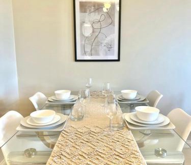 Basingstoke Apartamento | 2 Bed Serviced Apartment with Balcony, Free Parking, Wifi & Netflix in Basingstoke