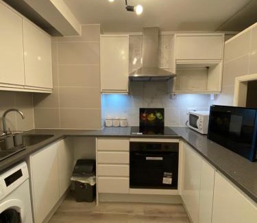 Crawley Apartamento | 2-Bed Sleeps 4 Comfy For Contractors With Free Parking in Crawley near Gatwick Manor Royal Refurbished