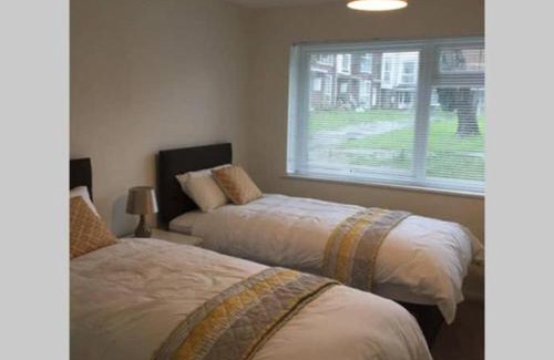 Crawley Apartamento | 2-Bed Sleeps 4 Comfy For Contractors With Free Parking in Crawley near Gatwick Manor Royal Refurbished