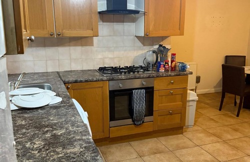 London Borough of Hounslow Apartamento | 2 Bed-sleeps 4-private Patio-pets-near Heathrow