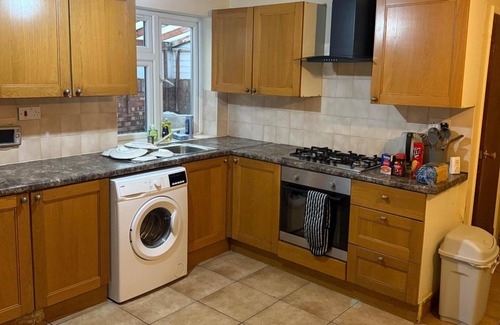 London Borough of Hounslow Apartamento | 2 Bed-sleeps 4-private Patio-pets-near Heathrow
