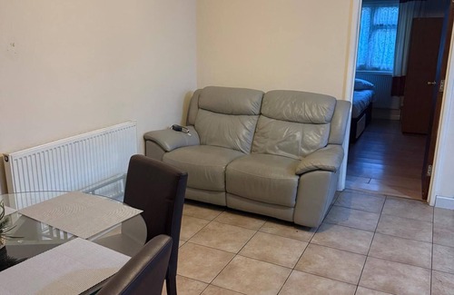 London Borough of Hounslow Apartamento | 2 Bed-sleeps 4-private Patio-pets-near Heathrow