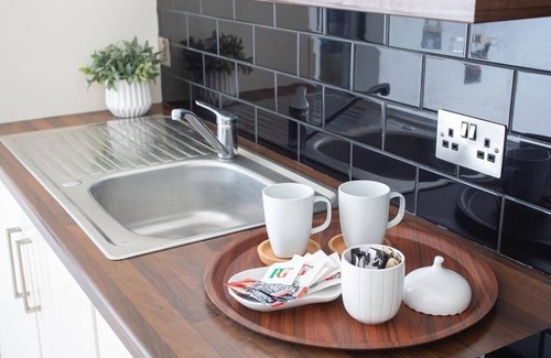Belfast Apartamento | Elegante apartamento de 2 camas en Belfast con estacionamiento privado