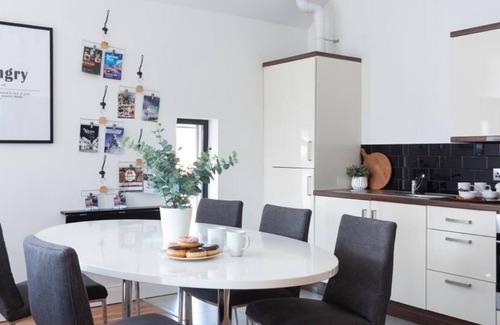 Belfast Apartamento | Elegante apartamento de 2 camas en Belfast con estacionamiento privado