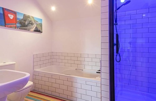 Belfast Apartamento | Elegante apartamento de 2 camas en Belfast con estacionamiento privado