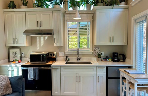 Upper Dimond Casa | 2-Bed Tiny Home Retreat in Urban Oasis — Kolibrie Huis Near SF & Lake Merritt