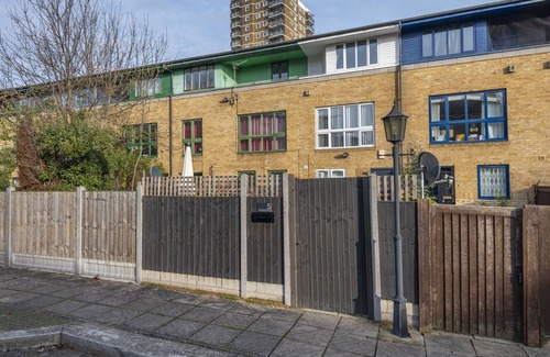 Bow Casa | 2 Bed Town House With Garden in Hackney, London