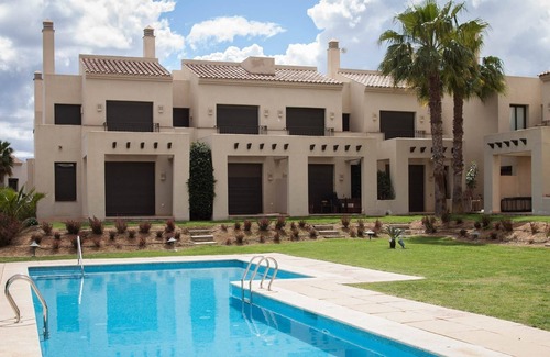 Roda Casa | Adosado de 2 dormitorios, capacidad para 6 personas, con piscina y WiFi GRATUITO, ubicado en el campo de golf