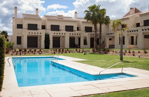 Roda Casa | Adosado de 2 dormitorios, capacidad para 6 personas, con piscina y WiFi GRATUITO, ubicado en el campo de golf