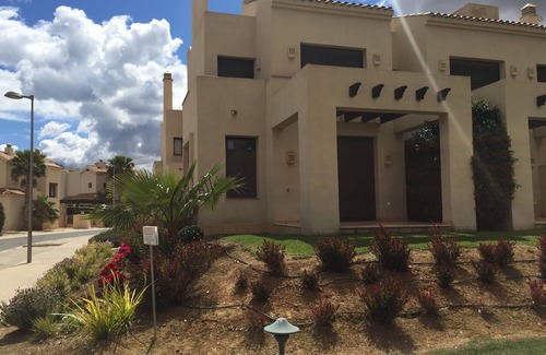 Roda Casa | Adosado de 2 dormitorios, capacidad para 6 personas, con piscina y WiFi GRATUITO, ubicado en el campo de golf