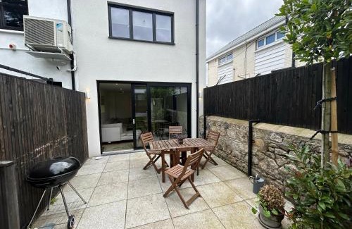 Ballsbridge Casa | 2-Bed Townhouse with Garden and Private Parking in D04